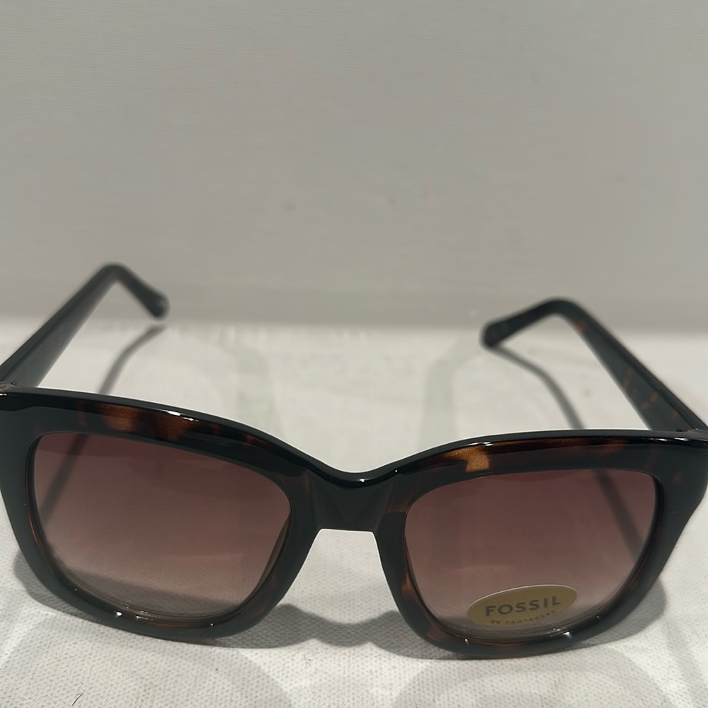 Fossil Oversized Sunglasses with UV protection.